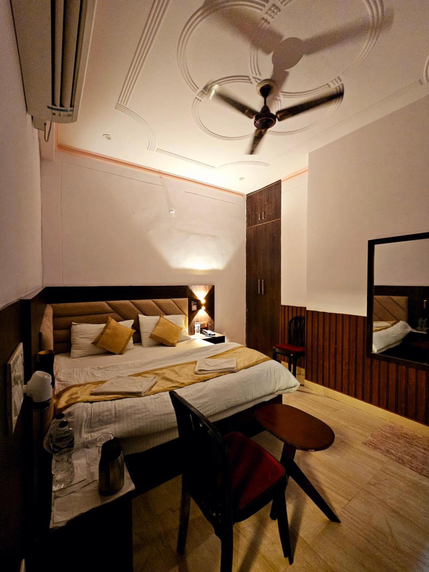 Shri Krishna Divine Dham Hotel Mathura Ngoại thất bức ảnh