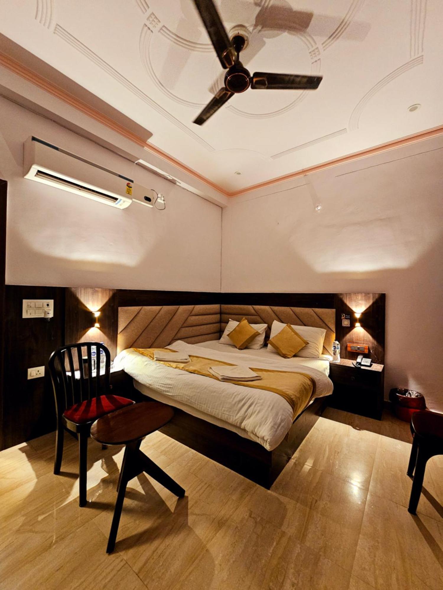 Shri Krishna Divine Dham Hotel Mathura Ngoại thất bức ảnh