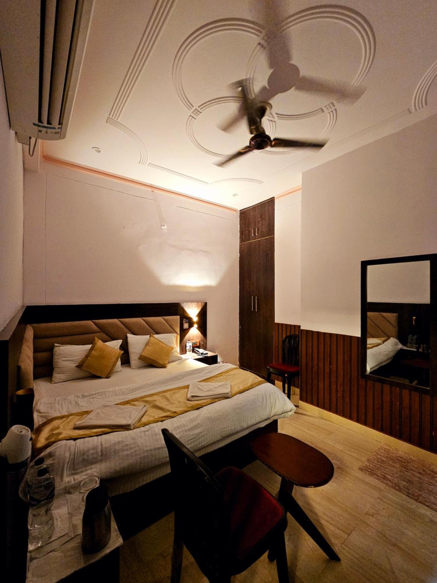 Shri Krishna Divine Dham Hotel Mathura Ngoại thất bức ảnh
