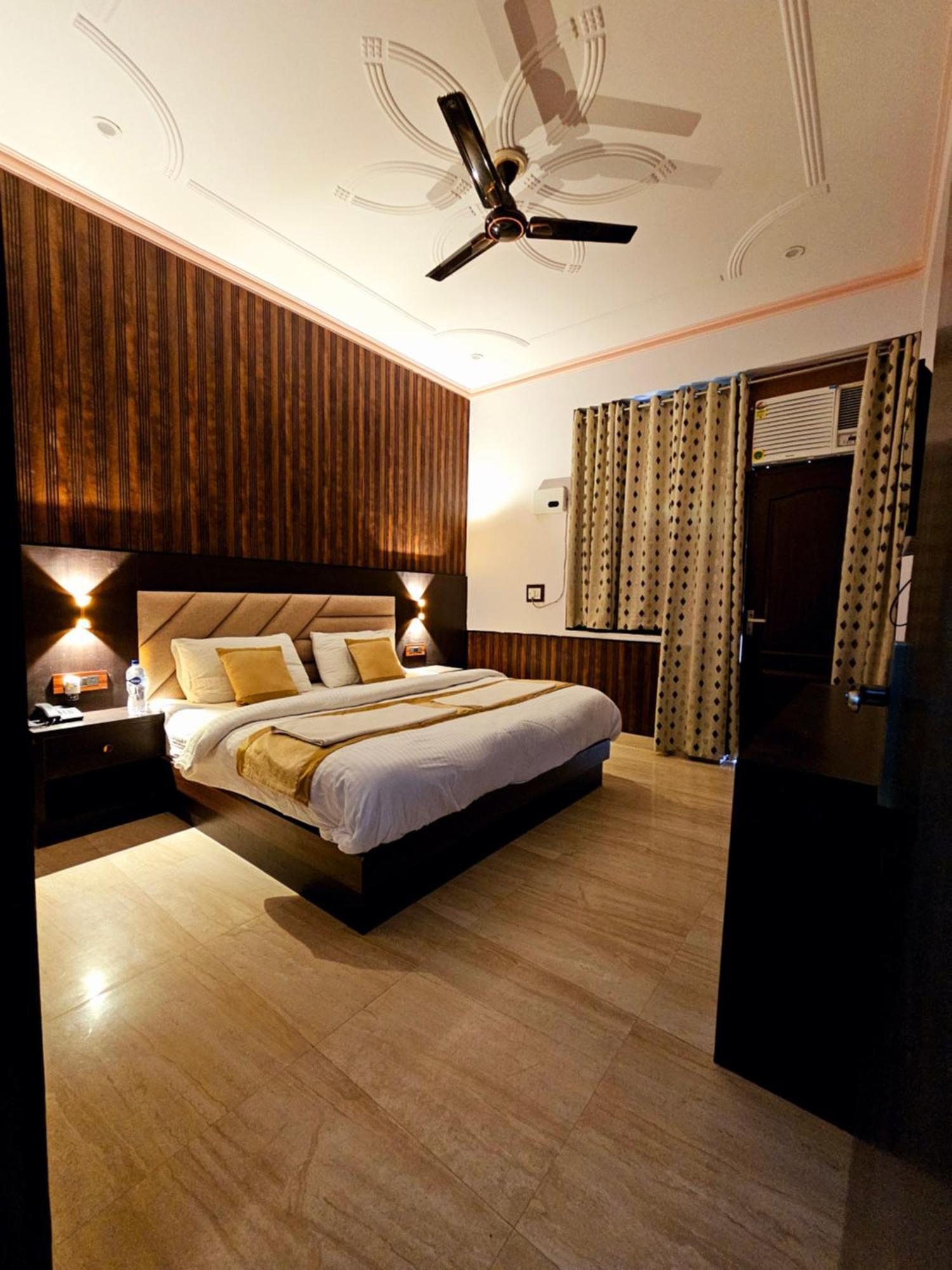 Shri Krishna Divine Dham Hotel Mathura Ngoại thất bức ảnh