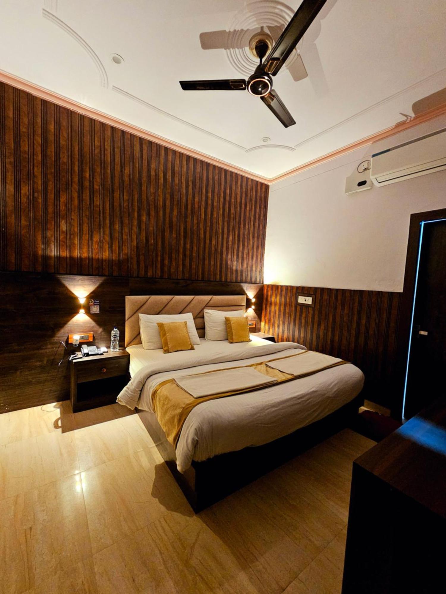 Shri Krishna Divine Dham Hotel Mathura Ngoại thất bức ảnh