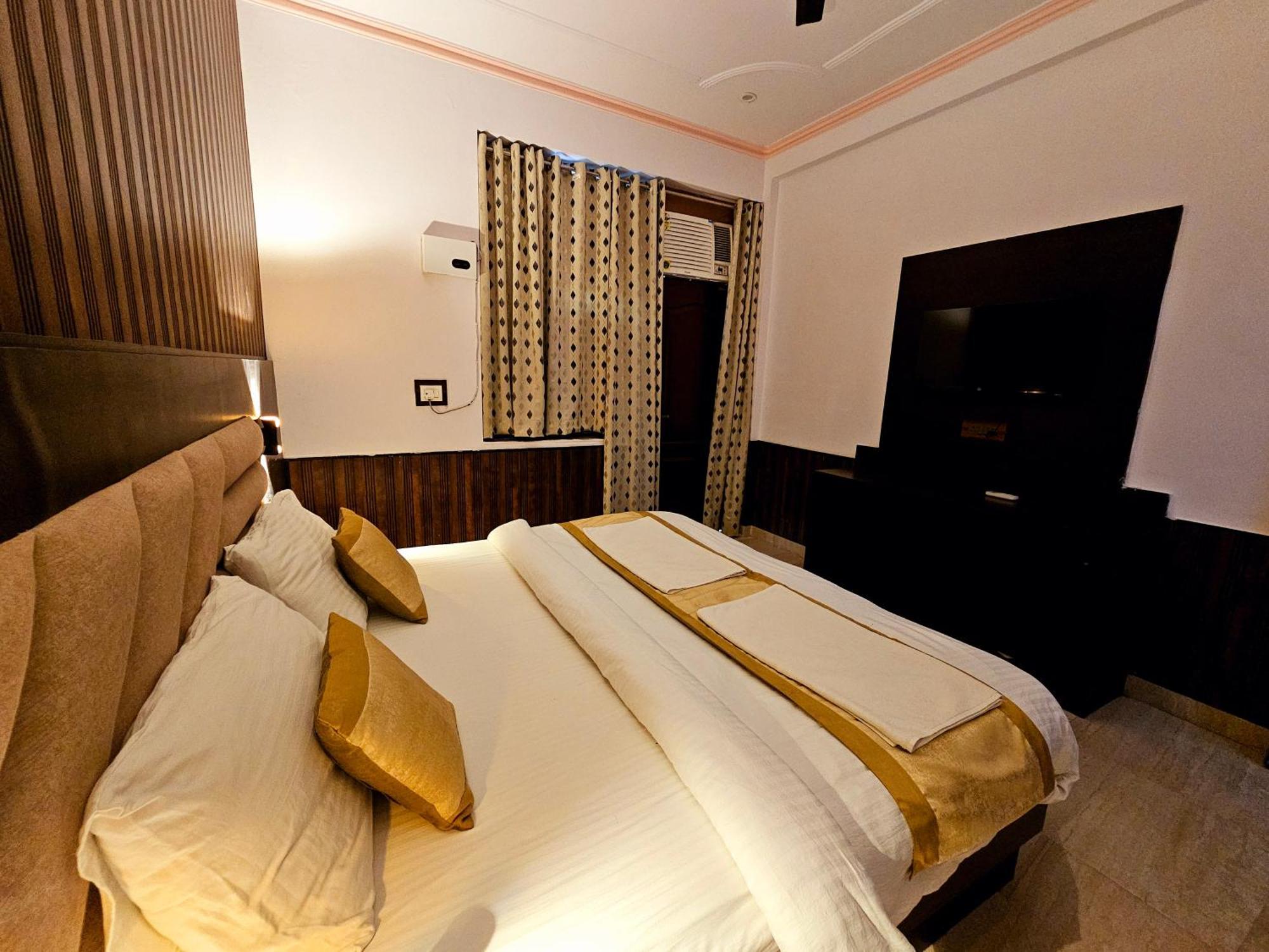 Shri Krishna Divine Dham Hotel Mathura Ngoại thất bức ảnh