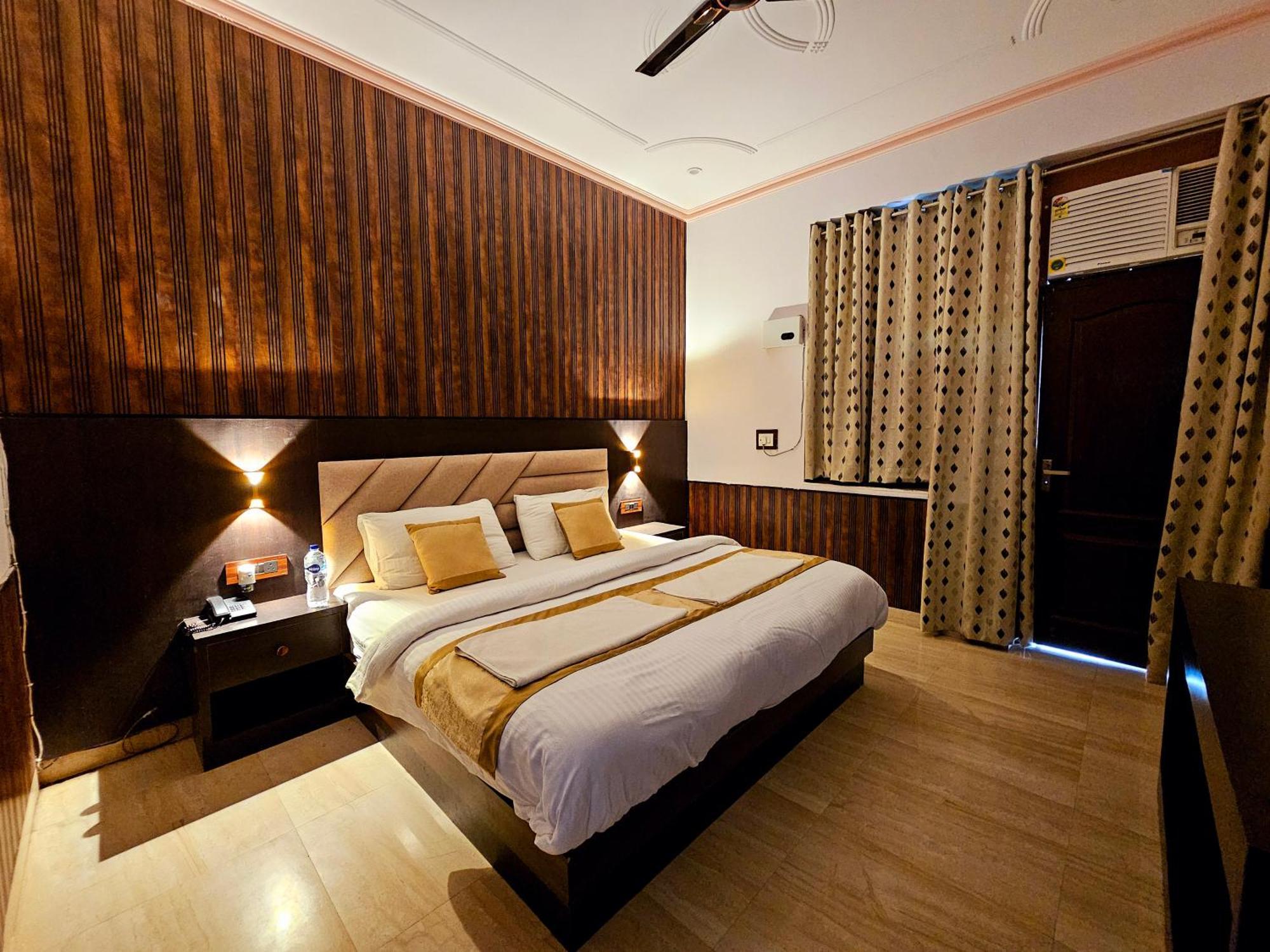 Shri Krishna Divine Dham Hotel Mathura Ngoại thất bức ảnh