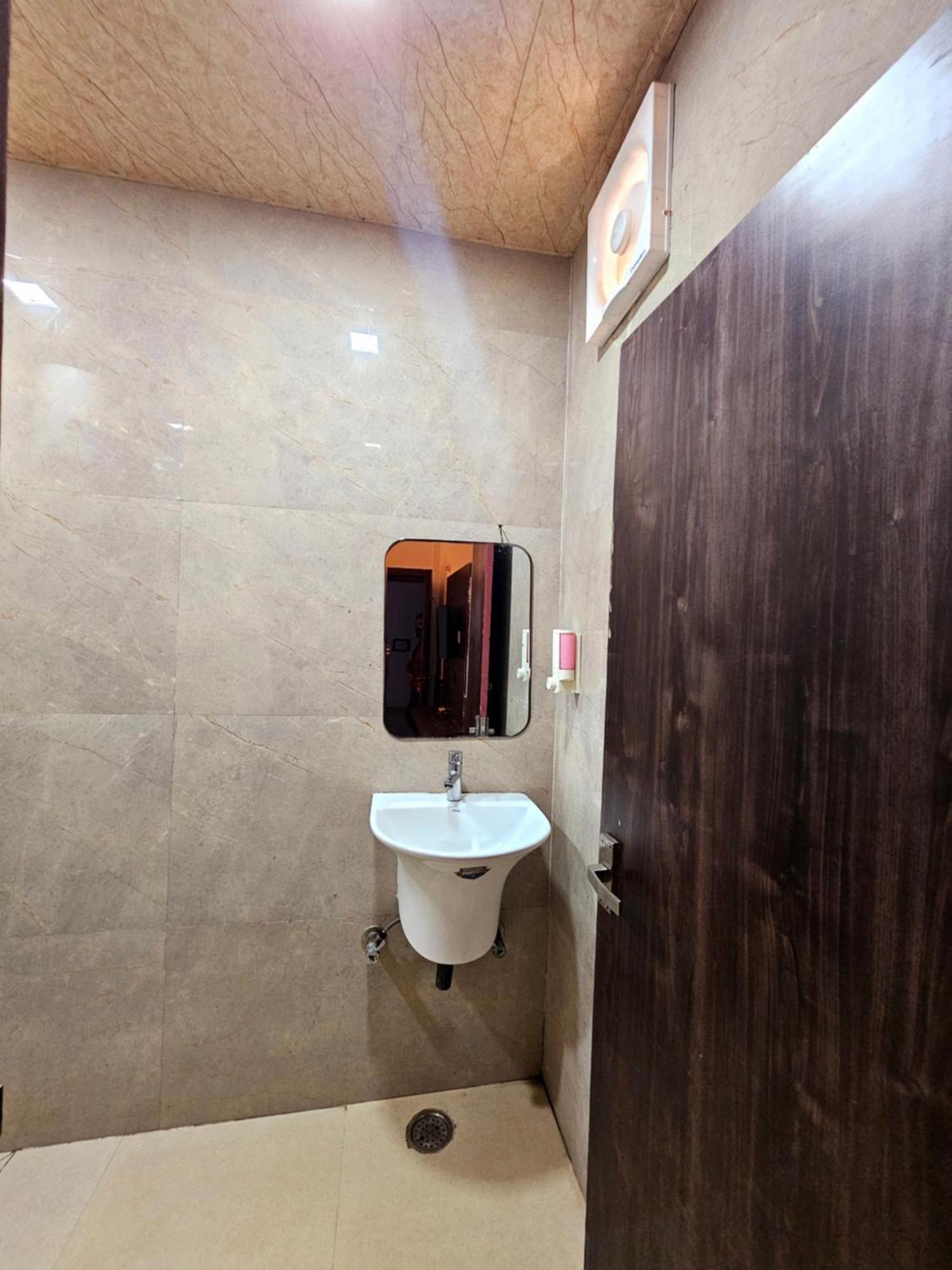Shri Krishna Divine Dham Hotel Mathura Ngoại thất bức ảnh