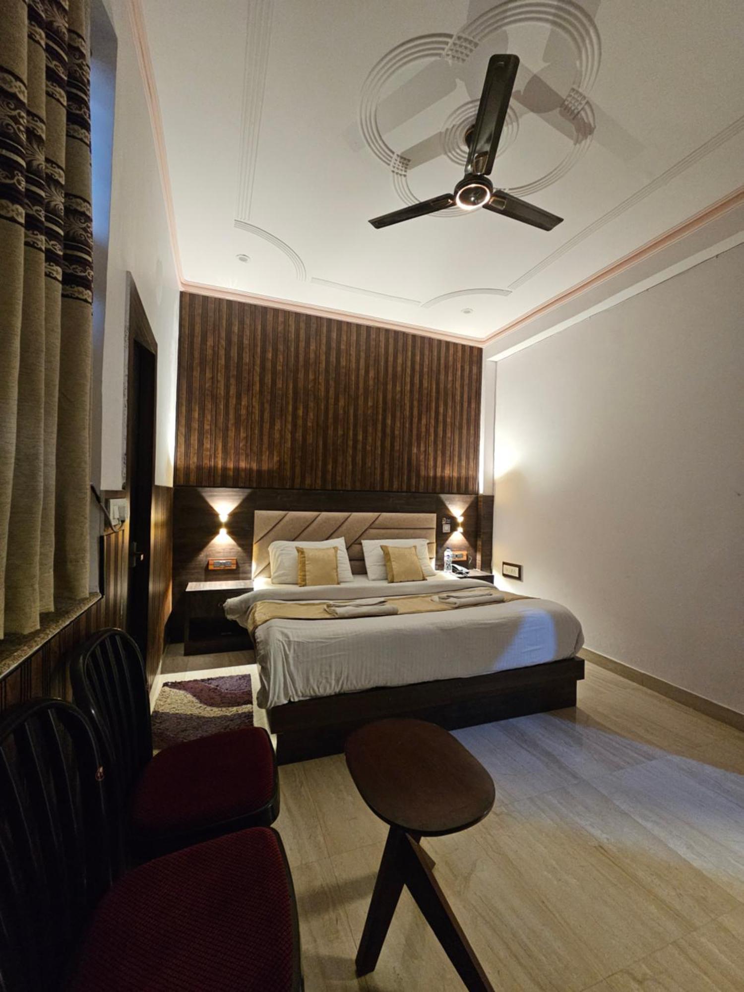 Shri Krishna Divine Dham Hotel Mathura Ngoại thất bức ảnh
