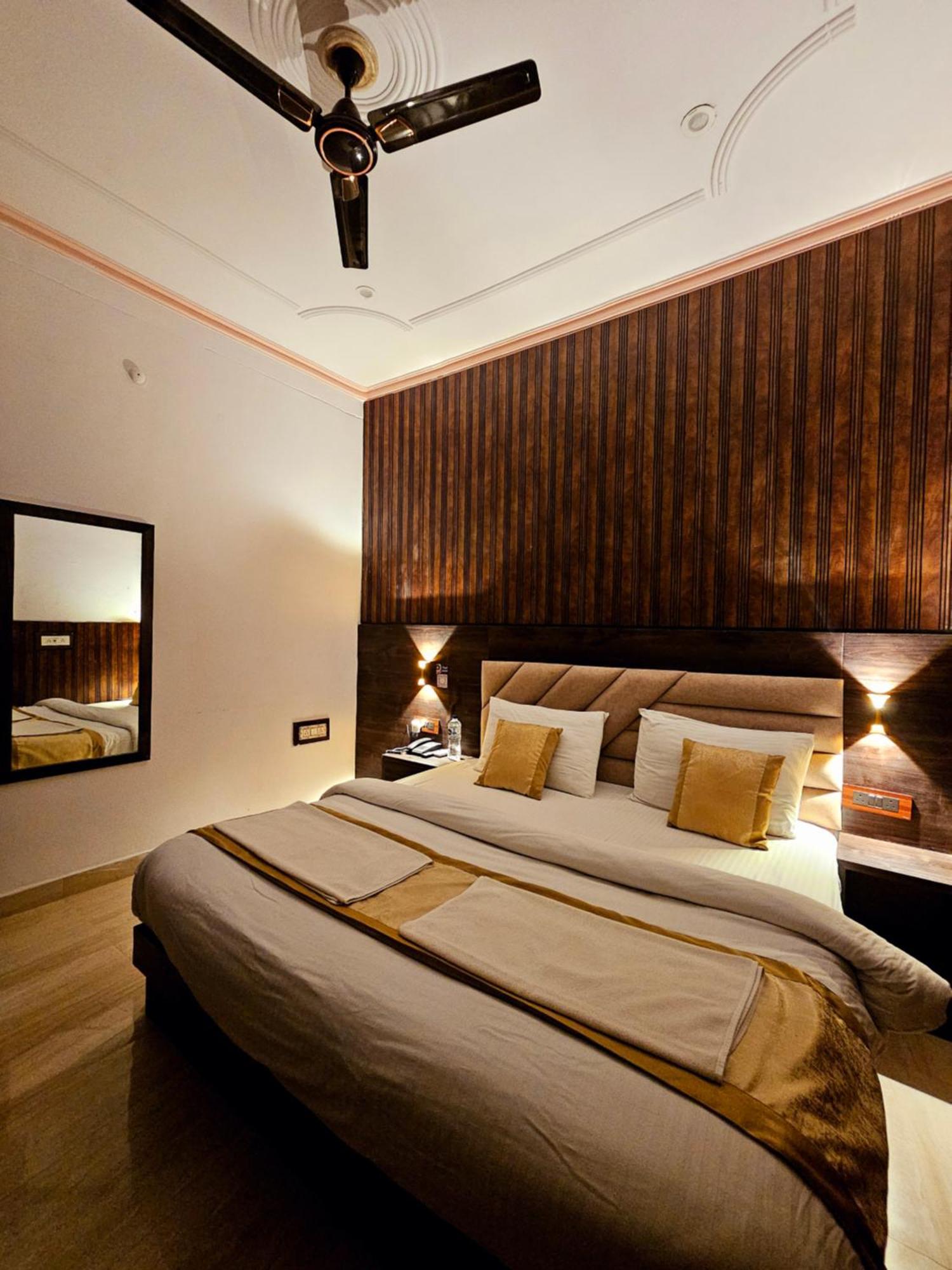 Shri Krishna Divine Dham Hotel Mathura Ngoại thất bức ảnh