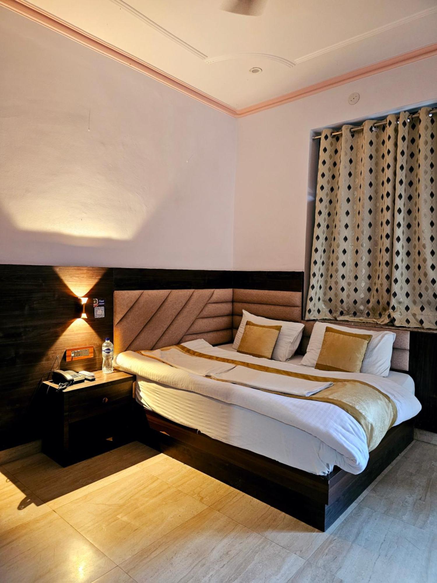 Shri Krishna Divine Dham Hotel Mathura Ngoại thất bức ảnh